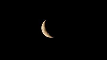 lindo Visão do crescente lua dentro a Sombrio céu video