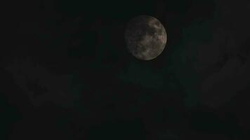 pieno Luna pieno Luna e buio nuvole nel il notte video