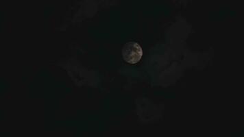 plein lune plein lune et foncé des nuages dans le nuit video