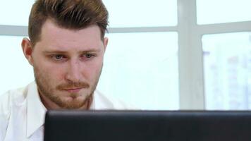 männlich Manager Verwendet Laptop beim das Büro video