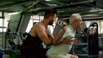 Sénior homme squats avec bar à le Gym video