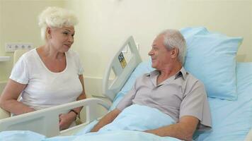 vieux couple pourparlers à le hôpital video