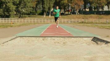 masculino atletismo lesiona su rodilla después largo saltar video