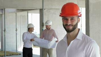 construcción ingeniero poses a el edificio debajo construcción video