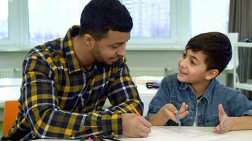 pai e filho desenhar às a mesa video