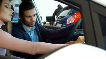 homme raconte le sien fille à propos le voiture video