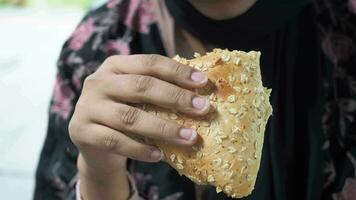 femmes en mangeant sandwich à l'extérieur fermer video