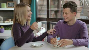 casal tem uma agradável conversação às a cafeteria video