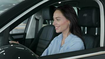 mulher tocante a direção roda dentro a carro video