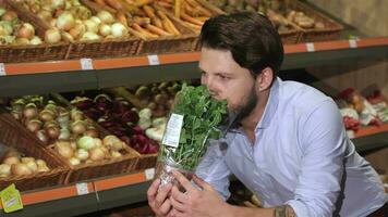 uomo odori basilico a il supermercato video