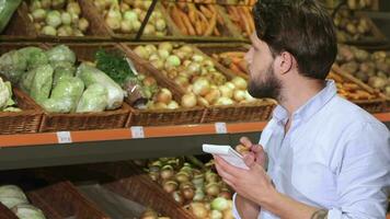 uomo Scrivi nel il suo taccuino a il supermercato video