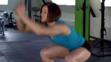 ginástica mulher faz crossfit exercício video