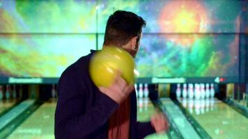 Kerl hält das Bowling Ball auf seine Schulter video