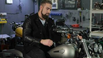 Masculin motard en portant le sien mains sur moto guidon video