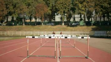 deux athlètes courir sur court distance avec obstacles à le stade video