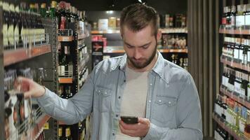 Mann wählt Getränke beim das Supermarkt video