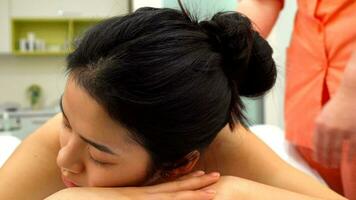 massaggiatore finiture per massaggio femmina cliente video