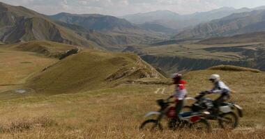 motorcross in de bergen verticaal kader video