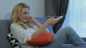 kvinna godkänner tittar på TV på Hem video