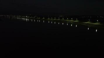 Antenne Aussicht von ein verlassen Straße beim Nacht. Antenne Aussicht von ein Reihe von Straße Beleuchtung auf das Kante von See Limboto, Gorontalo-Indonesien video