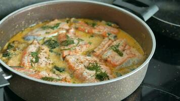 geroosterd Zalm met aardappelen en champignons. video