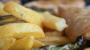 tiro de detalhe de batatas fritas na mesa video