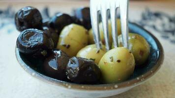 samling av svart och grön oliver med löv. video