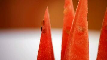 Wassermelone geschnitten kreisend. Schleife video