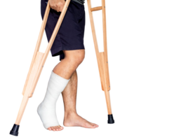 de cerca paciente con roto pierna en emitir y vendaje, hombre con pierna entablillar es caminando apoyo con muletas aislado en transparente fondo, png archivo formato