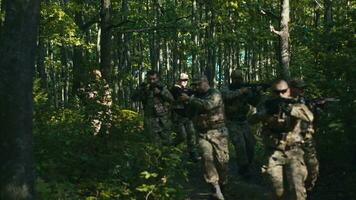 soldats fonctionnement par le forêt tandis que une drone suit leur video