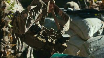 soldados poner en militar y camuflaje engranaje en el bosque video