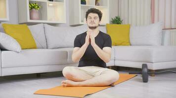 Mann tun Yoga. video