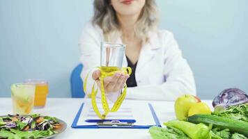 dietético médico entrega Fruta a cámara. video