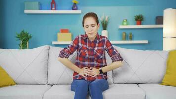 Jeune femme expérience maux d'estomac. video