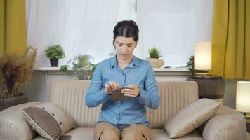 un mujer en un financiero crisis. video