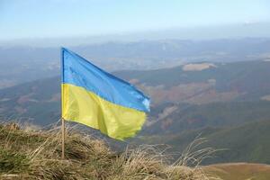 ucranio bandera en parte superior de hoverla montaña en Ucrania foto