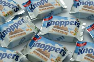 kyiv, ucrania - 4 de mayo de 2022 packshot de knoppers crispy waffle sandwiches producto foto