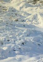fragmento de la carretera, cubierto con una gruesa capa de nieve. la textura de la cubierta de nieve brillante foto