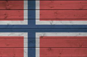 Noruega bandera representado en brillante pintar colores en antiguo de madera pared. texturizado bandera en áspero antecedentes foto