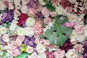 floral antecedentes. lote de artificial flores en vistoso composición en hecho a mano de madera rosado antecedentes foto