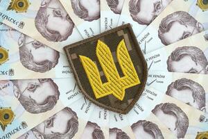 ucranio militar símbolo y hryvnia facturas. pagos a soldados de el ucranio ejército, sueldos a el militar foto