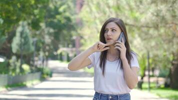 femme parlant sur le téléphone en plein air. video