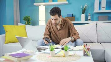 joven hombre con malo noticias. video