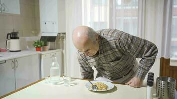 depressief oud Mens is van streek in de keuken. video