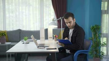 freelance homem de negocios encontro com clientes em Facetime. video