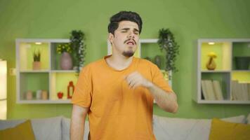 joven hombre con salud problemas tosiendo video