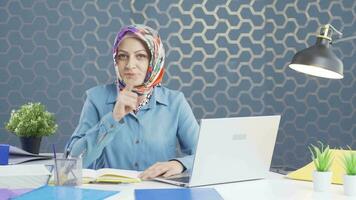 motivata attività commerciale donna parlando per telecamera, stimolante. video