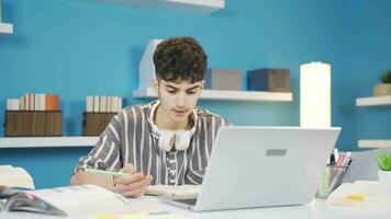 il alunno, chi è sorpreso di che cosa succede su il il computer portatile mentre studiando, prende arrabbiato e le foglie. video