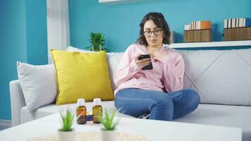 Jeune femme avec les allergies démangeaisons. video