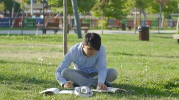 stressé et nerveux Université étudiant en train d'étudier en plein air dans parc. video